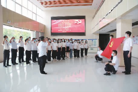 大港油田石油工程研究院防砂技术服务中心党支部与联建支部党员共同重温入党誓词