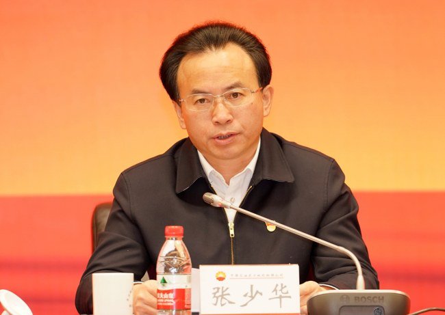 上 图 :公 司 执 行 董 事 、党 委书记张少华作宣讲
左图:宣讲报告会会场