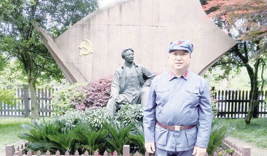 我校校党委书记 张炬
