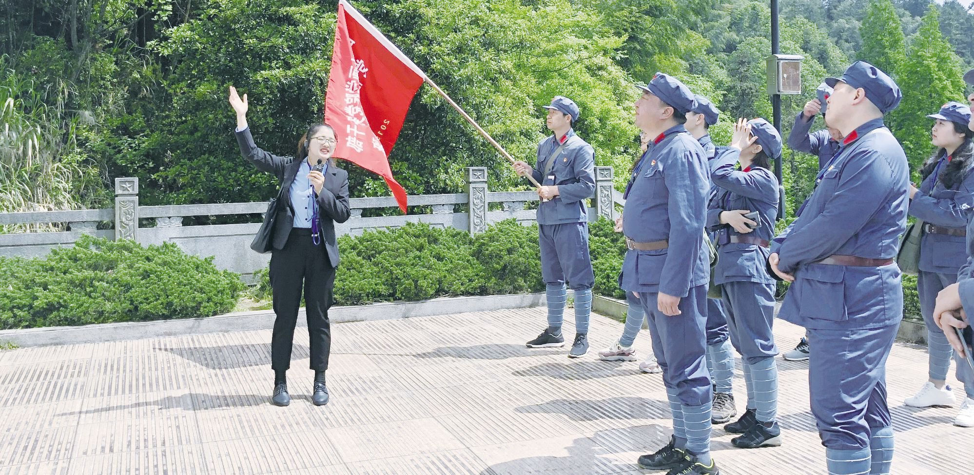 5 月 2 日，由我校党委书记张炬率领的党务干部党性修养专题培训班在井冈山进行培训。