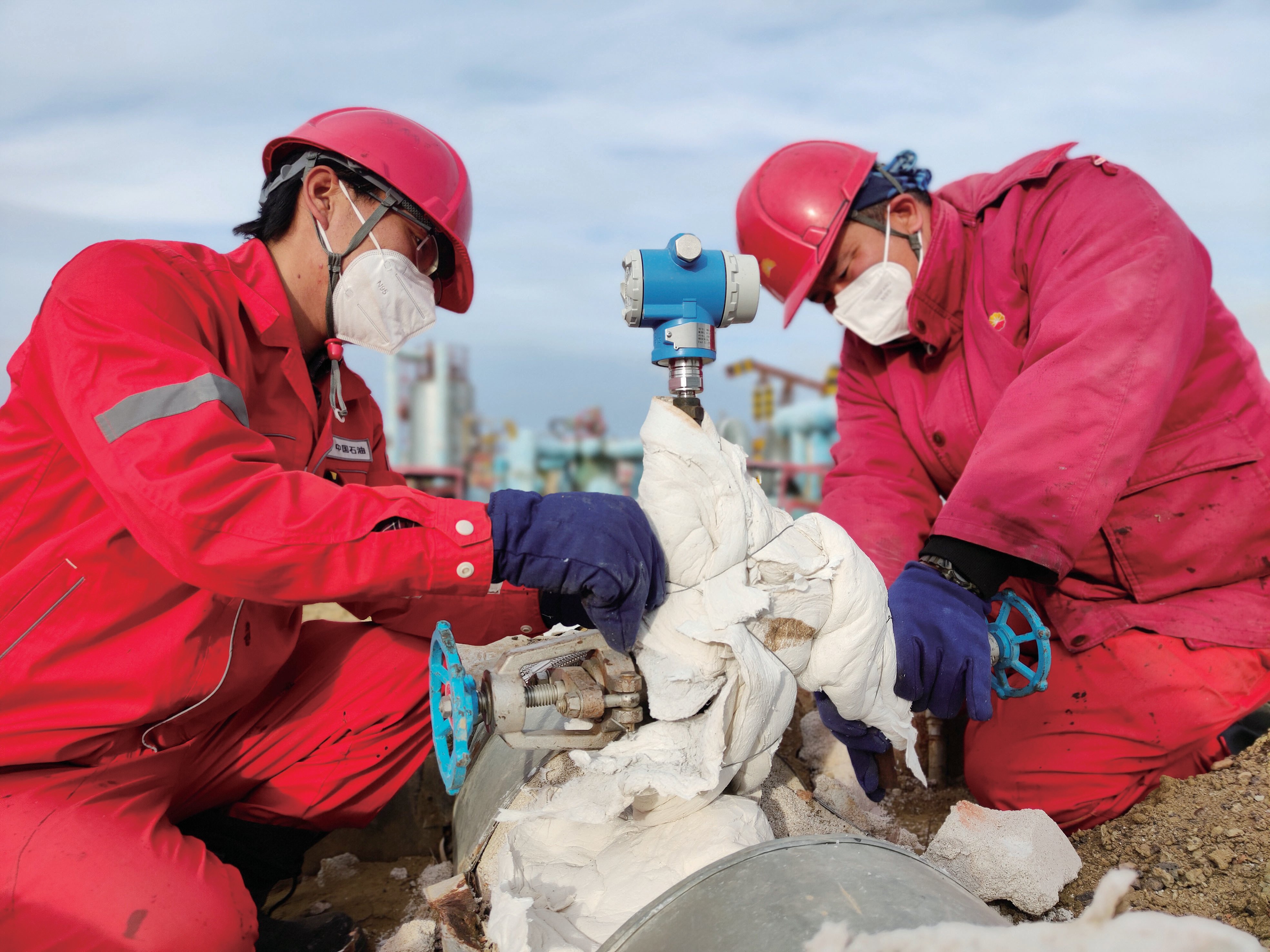 11月27 日,风城油田作业区重32号井区33号管汇压力变送器保温棉脱落,巡检员工正在重新包裹。
本报通讯员 朱虹 摄